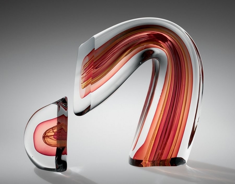 Harvey K. Littleton - Red/Amber Sliced Descending Form en 1984 avec de magnifiques overlays dans les rouges-orangés - photo Corning Museum of Glass