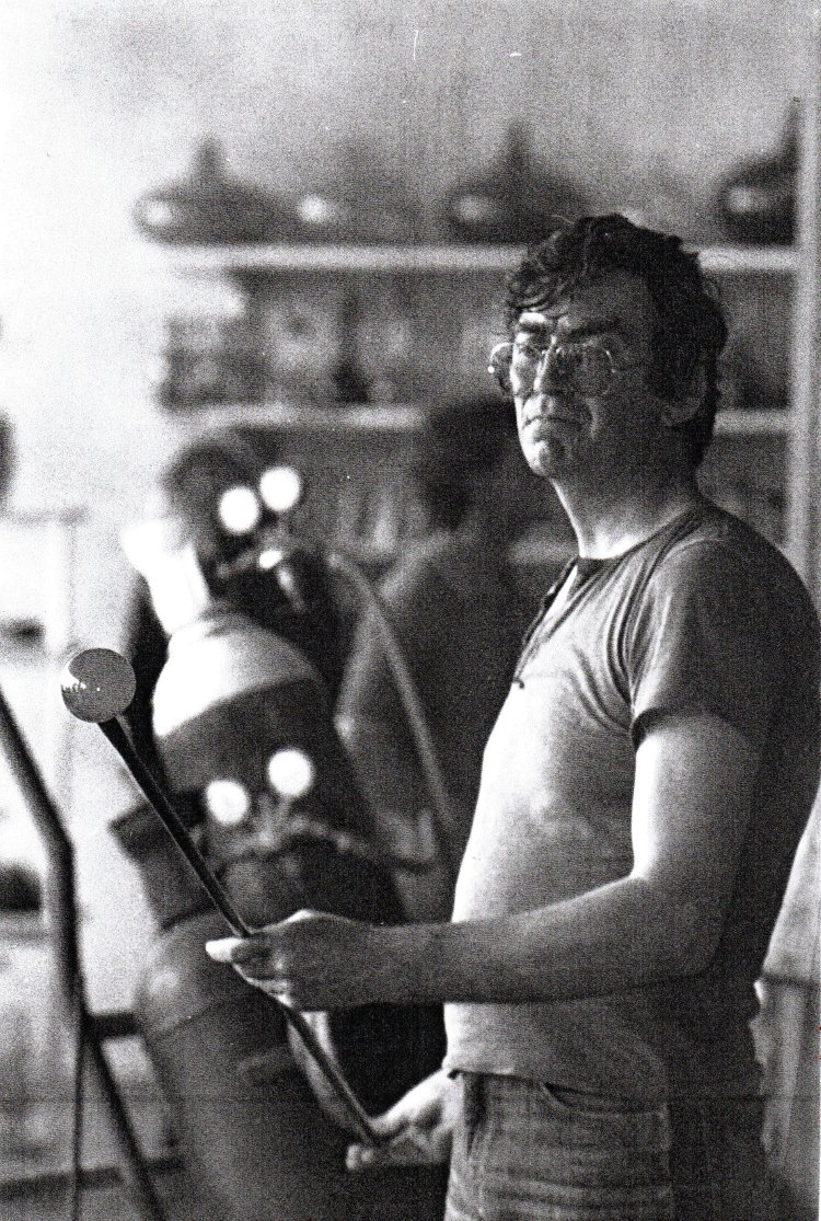 Verrerie d'Allex (26) autour de Jean-Louis Fayard : sa bulle de première cueillée se gonfle sans effort en bouchant l'embouchure de la canne