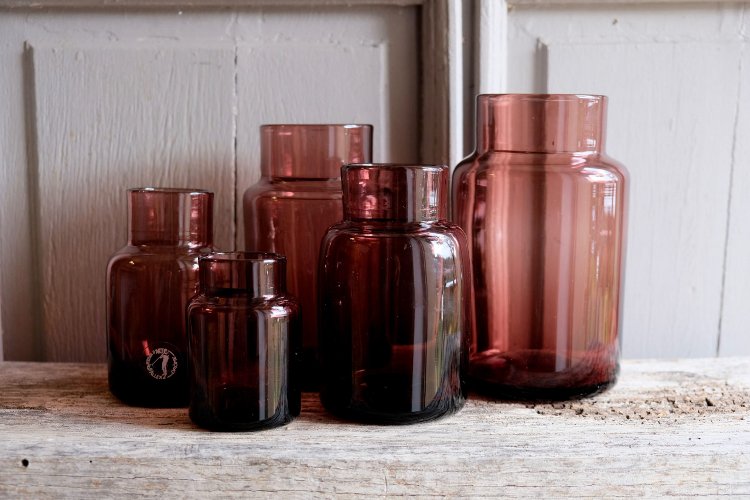 Verrerie d'Allex (26) la déclinaison en 5 tailles du bocal droit de couleur améthyste, avec le logo en bas à gauche