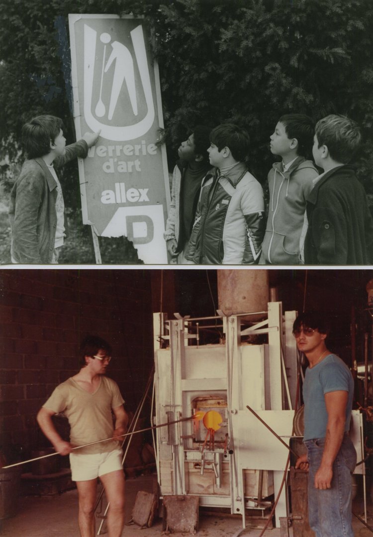 Verrerie d'Allex (26) le premier logo de la Verrerie d'Allex, et Hervé Raspail et Eric Laurent devant le four de fusion en 1985