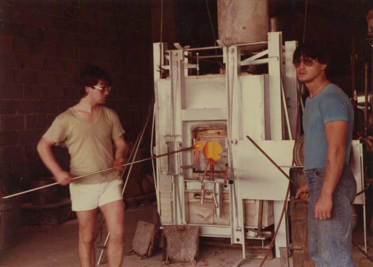 Verrerie d'Allex (26) Hervé Raspail et Eric Laurent devant le four de fusion en 1985
