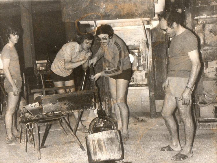 Verrerie d'Allex (26) de droite à gauche Claude Canestrier, Albert et Gérard Pradelli et le jeune Hervé Raspail en apprentissage : ils soufflent un gros pied-de-lampe dans la mailloche de sol