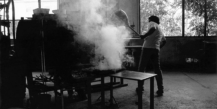 Verrerie Begou à Villetelle (34) le soufflage par Alain et Marisa Bégou - photo Detlev Erler