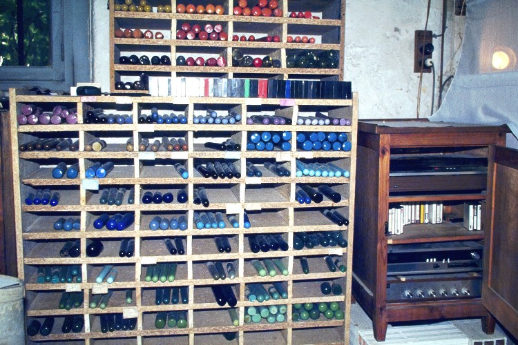 Verrerie Le Pontil - Dieulefit (26) le stock des barreaux colorés en 1981, certains anciens de Schneider (F) et d'autres récents de Kugler Colors (D)