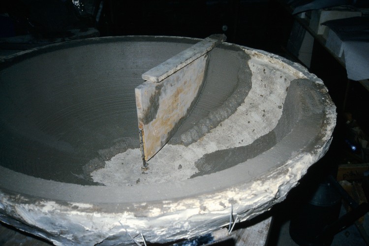 Verrerie Le Pontil - Dieulefit (26) réalisation de la coupole en argile réfractaire par calibrage dans un moule en plâtre