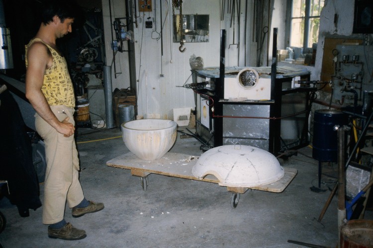 Verrerie Le Pontil - Dieulefit (26) Nicolas devant le creuset usagé et la coupole démontée, qui va être remise en place