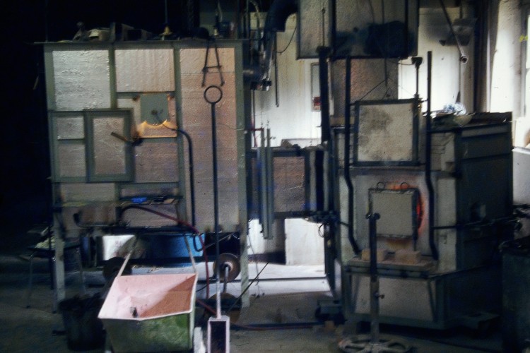 Verrerie Le Pontil - Dieulefit (26) mis au point par Nicolas Morin, l'ensemble arche + four de fusion en usage de 1986 à 2006, arche avec résistances électriques à programmation fine de la température