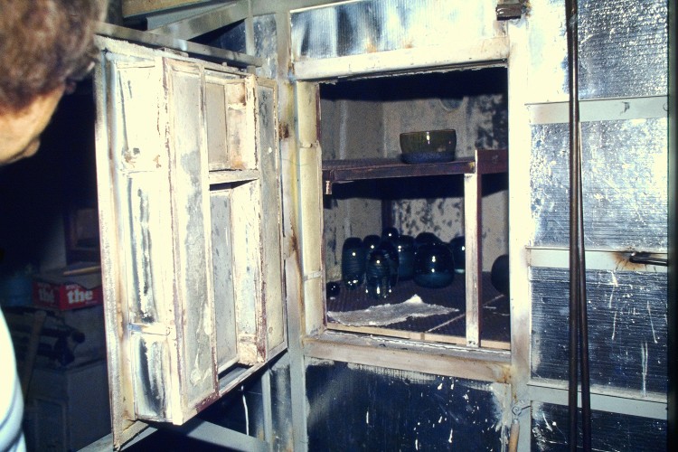 Verrerie Le Pontil - Dieulefit (26) Claude vide l'arche froide (=80°C) au petit matin avant de la remettre à chauffer en replaçant la lune