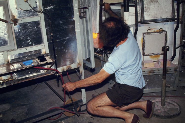 Verrerie Le Pontil - Dieulefit (26) Claude déplace l'arche sur des rails pour échanger la lune de communication avec le four de fusion