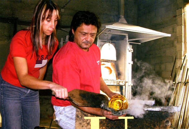 Verrerie d'Eric Laurent à Montoison (26) Agnès et Eric Laurent au banc de soufflage devant le four de fusion à pot, en 2005