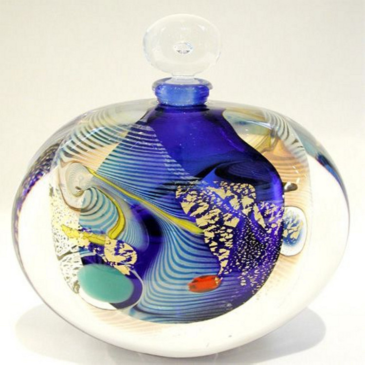 Verrerie d'Eric Laurent à Montoison (26) un beau flacon au décor virtuose sur bulle bleue par Eric Laurent