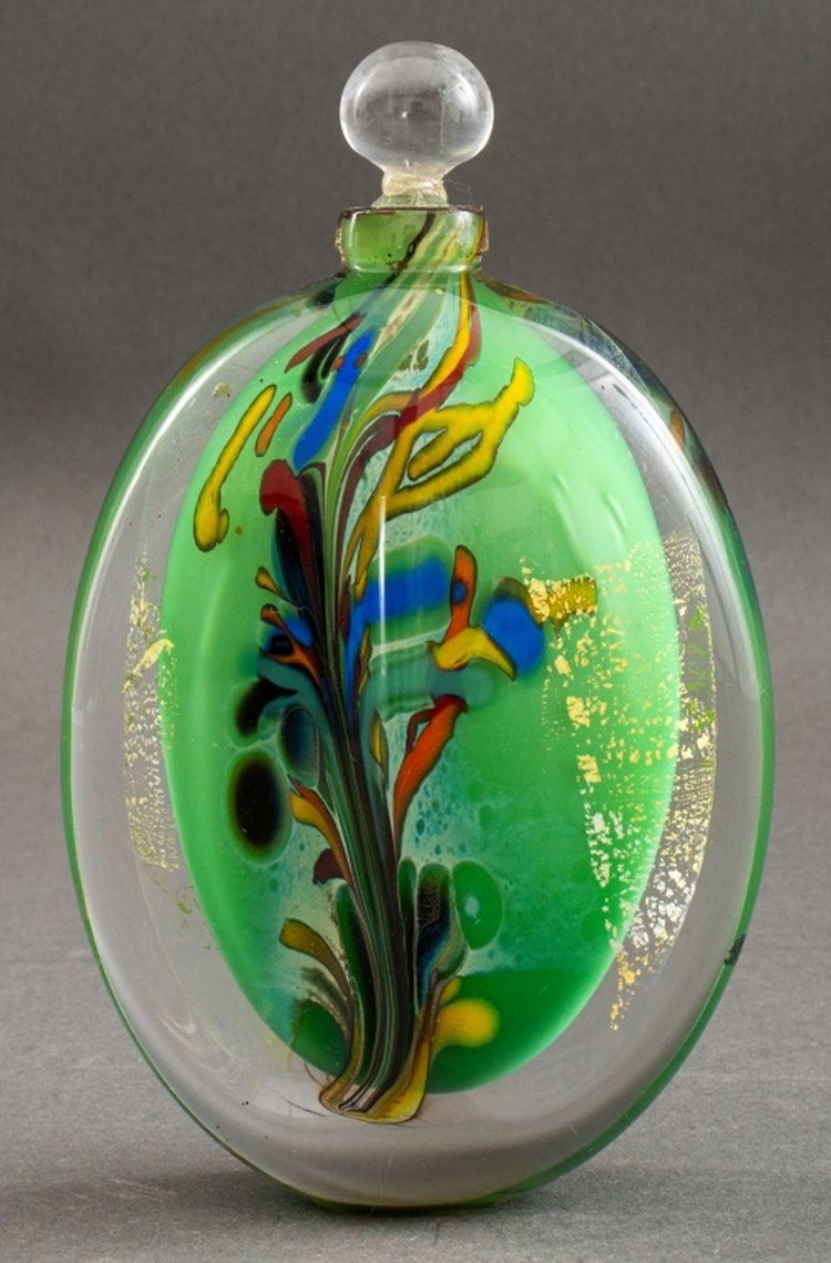 Verrerie d'Eric Laurent à Montoison (26) un beau flacon au décor virtuose sur bulle verte par Eric Laurent