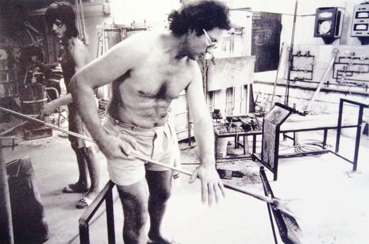 Verrerie Le Pontil - Dieulefit (26) à gauche, Frédéric Morin prépare un pontil-verre destiné à reprendre la pièce que Claude est en train de trancher à la bardelle, en 1973