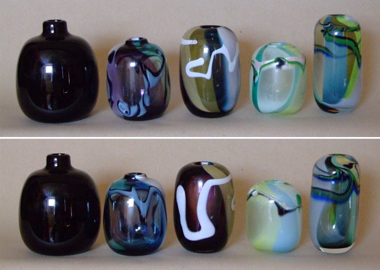 Verrerie Le Pontil - Dieulefit (26) quelques pièces de Frédéric Morin : pièce noire à gauche en 1979, puis 4 pièces au décor pseudo-épigraphique sur assemblages polychromes