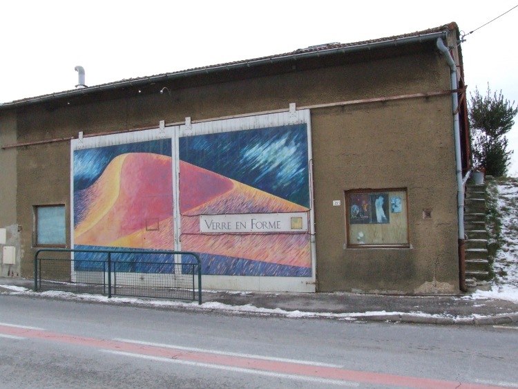 Verre-en-Forme à Montoison (26) par Salomé : la façade de l'atelier  « Verre en Forme » ornée des panneaux peints par Salomé en 1997, ici en 2007