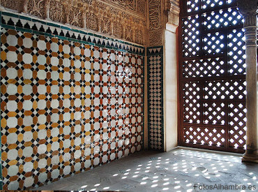 LA CONCEPTION MUSULMANE DE L'ARCHITECTURE
  La notion musulmane de l’espace privilégie un espace intermédiaire entre les espaces intérieurs et extérieurs : « ENTRE DEDANS ET DEHORS ».
  L’aboutissement de l’art des architectes musulmans résiderait plutôt dans la manière de ne pas fermer l’espace, d'organiser la fluidité spatiale