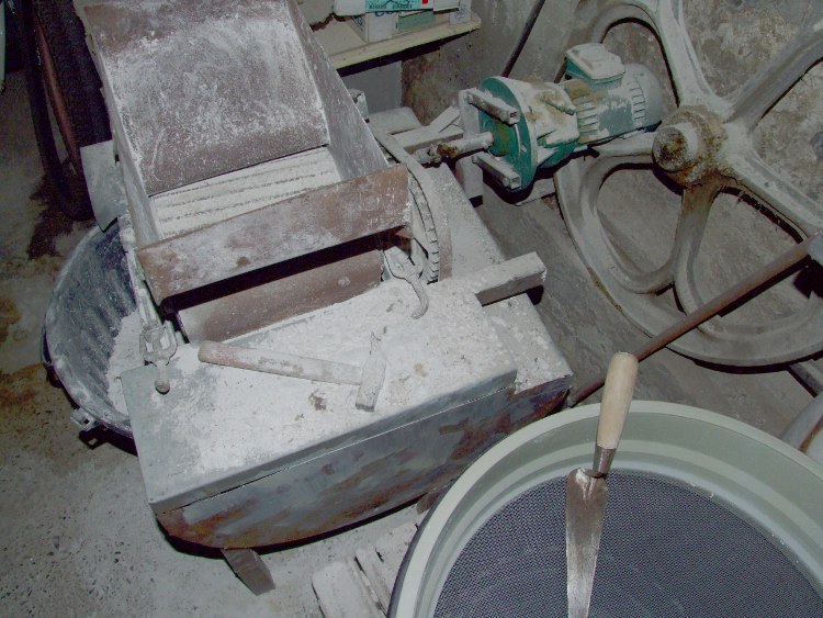 Verre-en-Forme à Montoison (26) par Frédéric Morin et Salomé : l'atelier de broyage du plâtre Hydracast de récupération puis tamisage forcé à la truelle