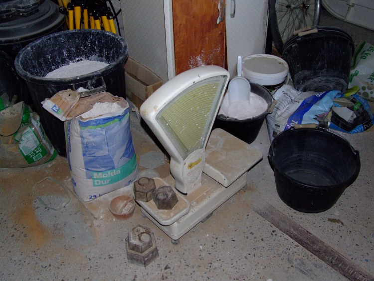 Verre-en-Forme à Montoison (26) par Frédéric Morin et Salomé : l'atelier de préparation du plâtre réfractaire des moules avec de l'Hydracast broyé et tamisé additionné de MoldaDur neuf