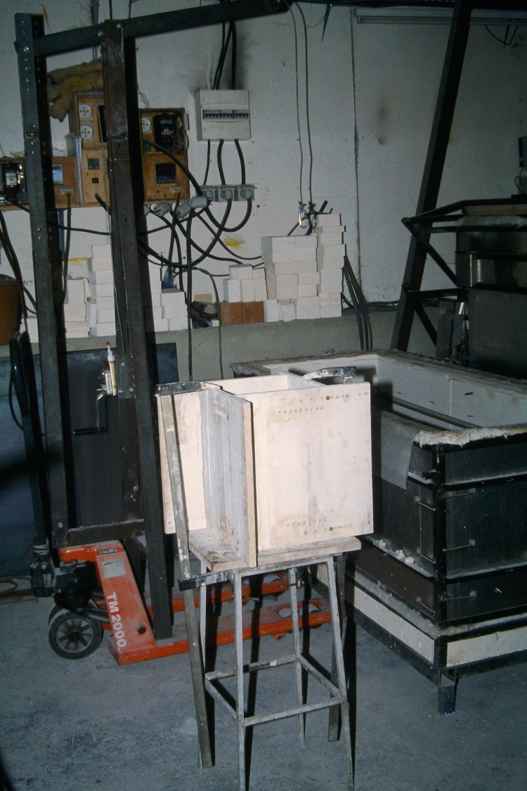 Verre-en-Forme à Montoison (26) par Frédéric Morin et Salomé : le coffrage du moule réfractaire du buste de Claude Morin en 2003