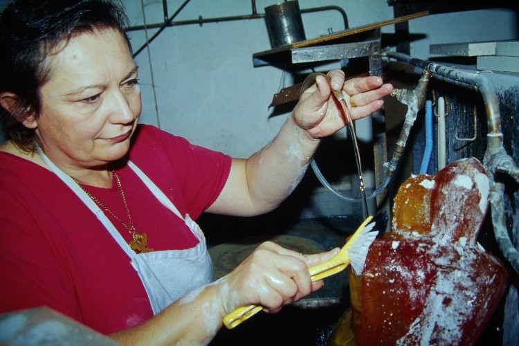 Verre-en-Forme à Montoison (26) par Frédéric Morin et Salomé : nettoyage final du plâtre avec une brosse en plastique sous l'eau, avant une brosse Petit Violon de bronze