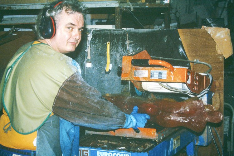 Verre-en-Forme à Montoison (26) par Frédéric Morin et Salomé : sciage diamant de la masselotte