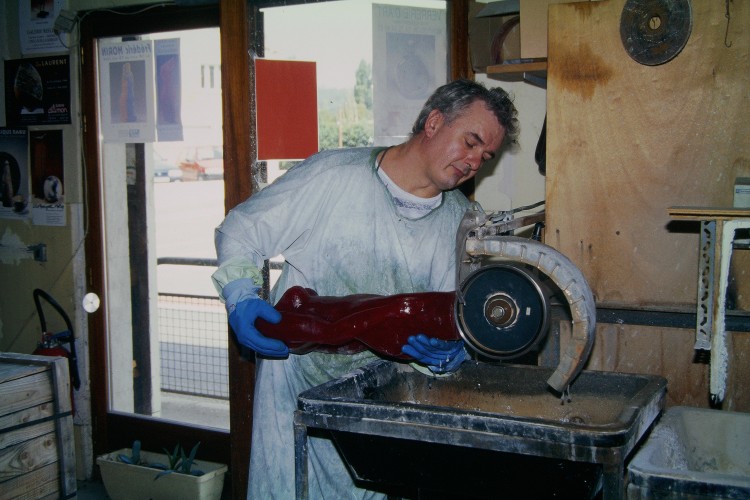 Verre-en-Forme à Montoison (26) par Frédéric Morin et Salomé : retouche diamant grain 60 de l'assise d'une « Isis »