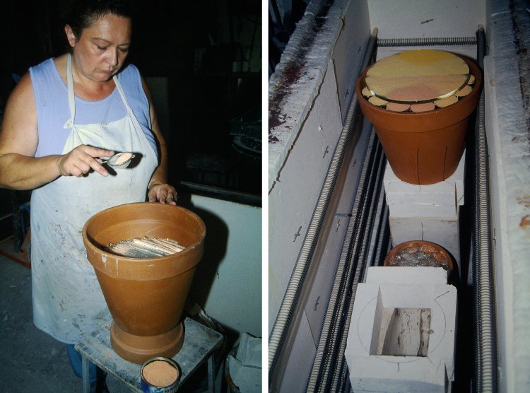 Verre-en-Forme à Montoison (26) par Frédéric Morin et Salomé : préparation de la charge de verre optique saupoudrée de poudres de verre coloré et mise en place dans le four au-dessus de l'ouverture des moules, avec rehausse