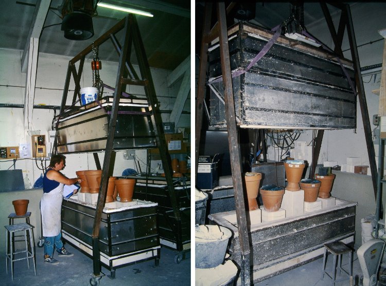 Verre-en-Forme à Montoison (26) par Frédéric Morin et Salomé : deux fours différents chargés de leurs moules, avant descente du deuxième étage des fours