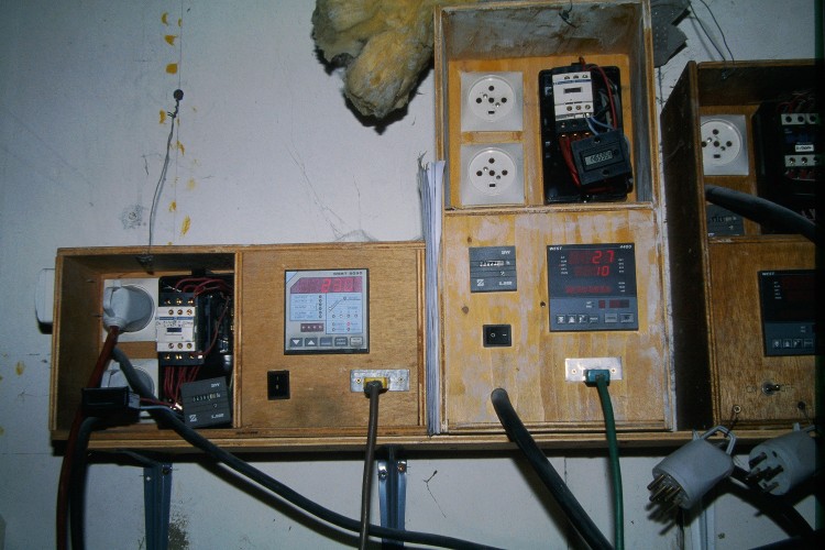 Verre-en-Forme à Montoison (26) par Frédéric Morin et Salomé : les programmateurs et leur contacteurs Télémécanique, complétés par un compteur d'heures et un compteur d'impulsions