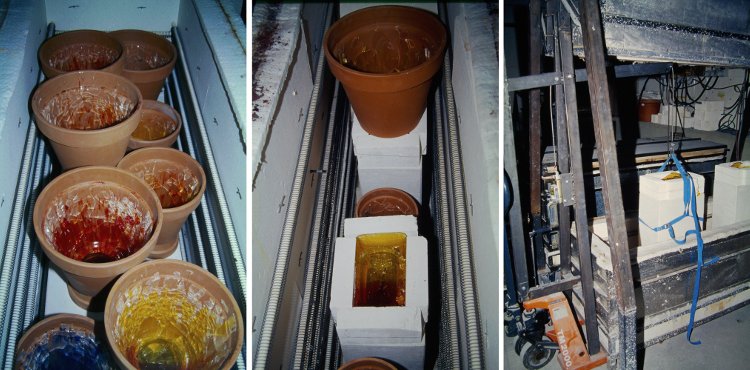 Verre-en-Forme à Montoison (26) par Frédéric Morin et Salomé : ouverture des fours après cuisson, la grue d'atelier sur transpalette est indispensable pour sortir les moules remplis de verre