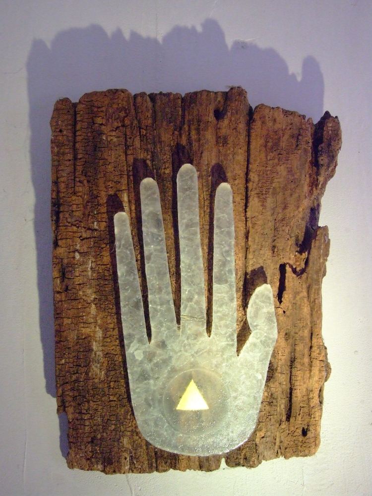 Verre-en-Forme à Montoison (26) par Frédéric Morin et Salomé : « Main amérindiennne » de 1998 offrant différents niveaux de cristallisation