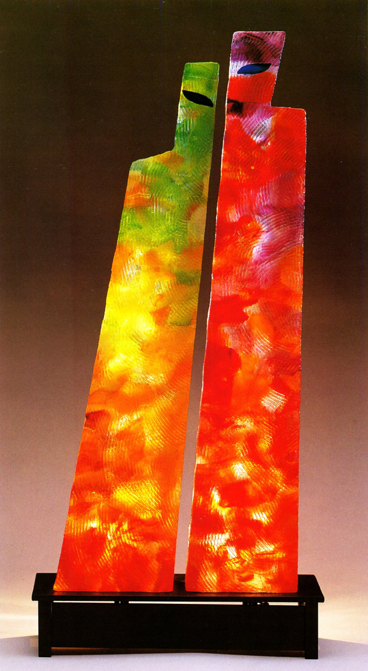 Verre-en-Forme à Montoison (26) par Frédéric Morin et Salomé : « Grand couple » de 1999 h=70cm pâte-de-verre colorée avec des fragments issus de louchées de verre liquide colorées à chaud - ekta Cédric Prat