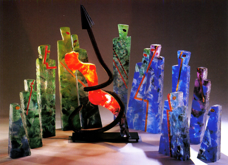 Verre-en-Forme à Montoison (26) par Frédéric Morin et Salomé : « Le Premier Tango » (150x85x h=96cm) de 1999 : Eve danse dans les bras du serpent, sous les yeux ébaubis des douze tribus - ekta Bernard Coste