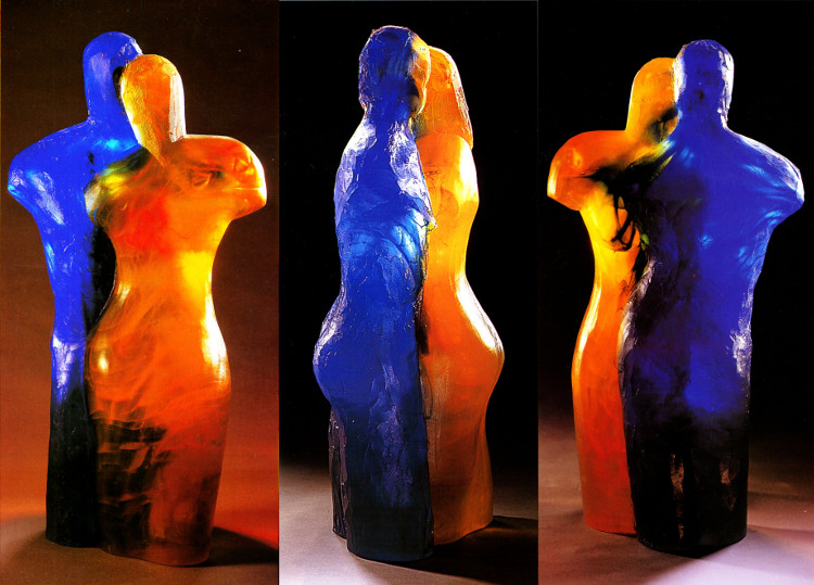 Verre-en-Forme à Montoison (26) par Frédéric Morin et Salomé : « Le Coeur sur la main » (h=64cm, 36,5kg) de 2001 : Madame en orange modelé par Frédéric, Monsieur en bleu modelé par Salomé - ekta Bernard Coste