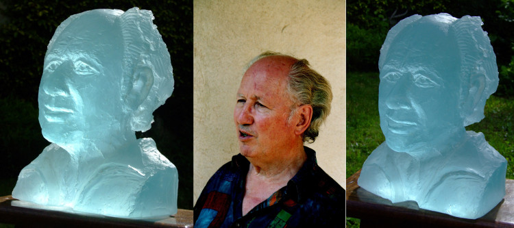 Verre-en-Forme à Montoison (26) par Frédéric Morin et Salomé : « Claude Morin » (h=26cm pour 13 kg) de 2003, photo, modelage de terre-perdue et tirage en verre TGI sans ajout de couleur