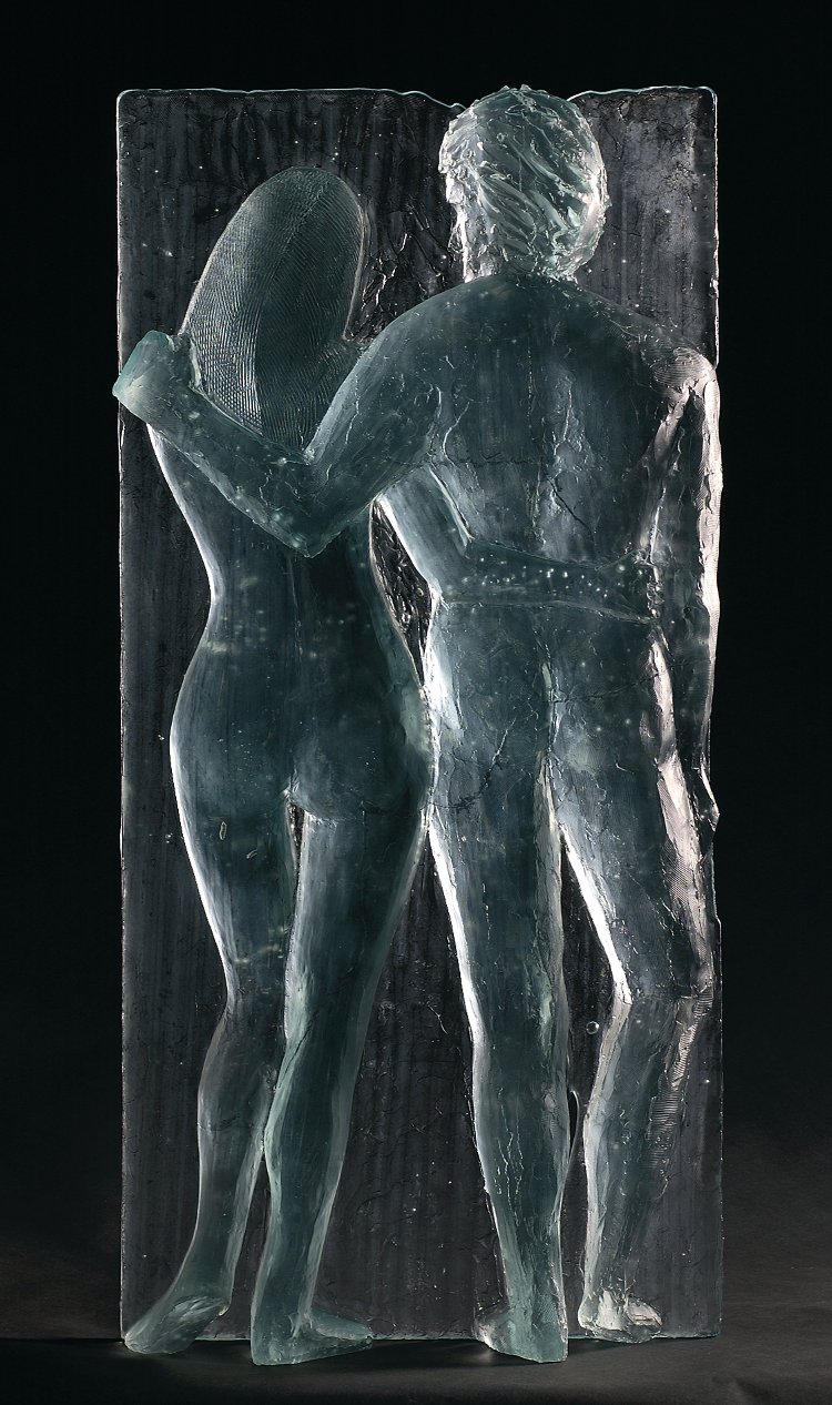 Verre-en-Forme à Montoison (26) par Frédéric Morin et Salomé : « La chute de reins » (50x25x h=100cm pour 64kg) de 2003 en verre TGI sans ajout de couleur - ekta Bernard Coste