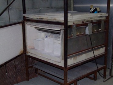 Frédéric Morin et Salomé à Saillans (26) : l'arche à recuire transformée en four de pâte-de-verre par une résistance supplémentaire en plafond, ici en fin de cuisson à Saillans en 2008