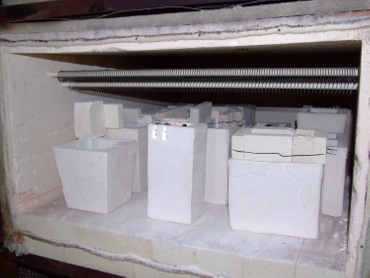 Frédéric Morin et Salomé à Saillans (26) : l'arche à recuire transformée en four de pâte-de-verre par une résistance supplémentaire en plafond, ici en fin de cuisson à Saillans en 2008