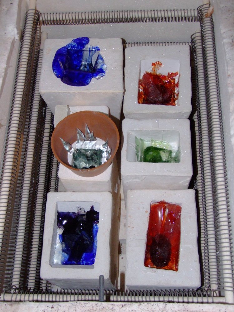 Verre-en-Forme à Saillans (26) par Frédéric Morin et Salomé : ouverture du petit four après cuisson de verre TGI à 750°C en janvier 2008