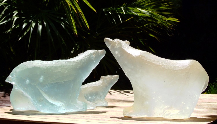 Verre-en-Forme à Montoison (26) par Salomé : « Ourse polaire et son ourson » en TGI couleur d'eau et « Ourse polaire » incolore en Corning à droite