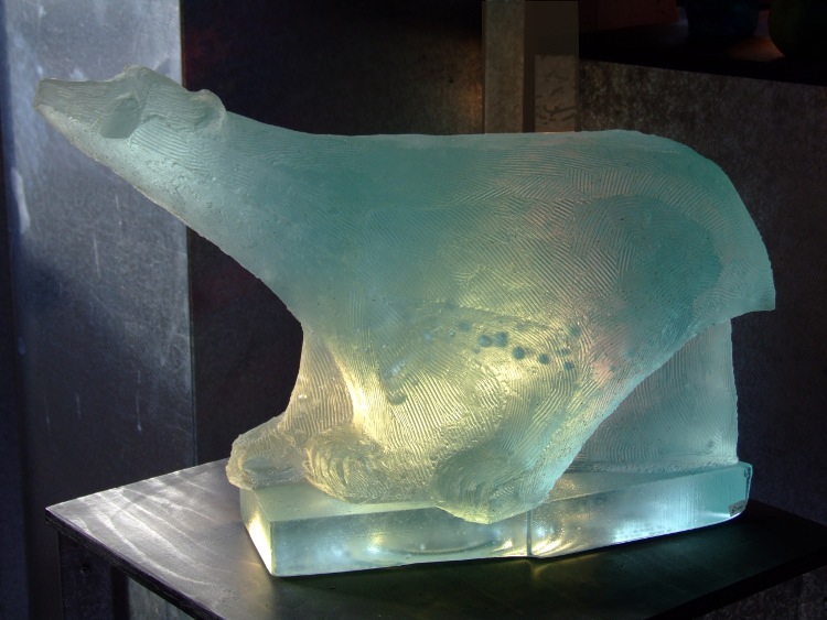 Verre-en-Forme à Montoison (26) par Salomé en 2003 : (très) gros ours polaire h=42cm pour 52kg de verre TGI, cuisson à 750°C pendant 14 heures