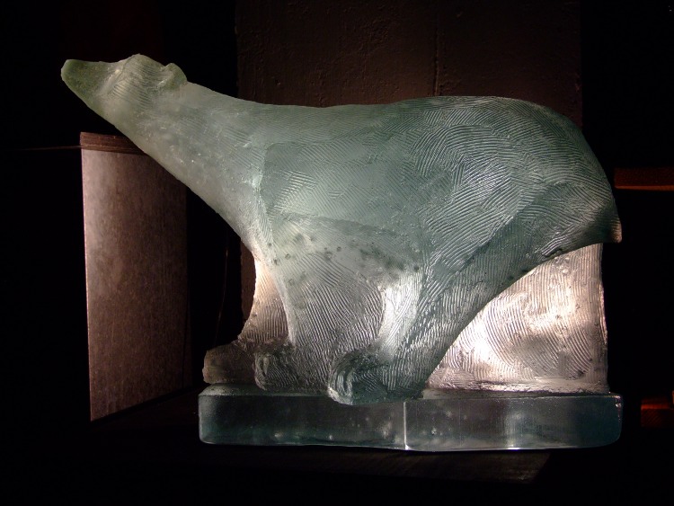 Verre-en-Forme à Montoison (26) par Salomé en 2003 : gros ours polaire h=42cm pour 52kg de verre TGI, cuisson à 750°C pendant 14 heures