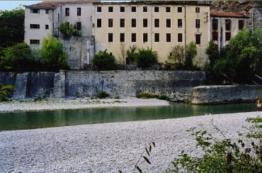 Frédéric Morin et Salomé à Saillans (26) : la façade sud du bâtiment délabré en août 2003, avant acquisition