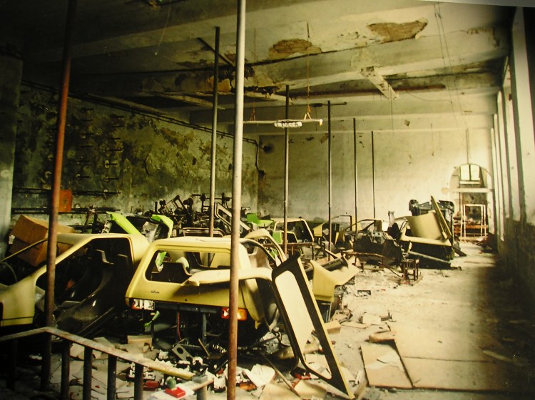 Frédéric Morin et Salomé à Saillans (26) : l'ancienne filature de soie = le futur atelier de verrerie, en août 2003