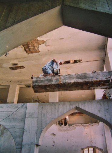 Frédéric Morin et Salomé à Saillans (26) : démontage du plancher au-dessus des arches du futur atelier au R-1 en 2004