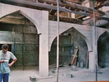 Frédéric Morin et Salomé à Saillans (26) : les arches coffrées en béton du futur atelier au R-1 en 2004