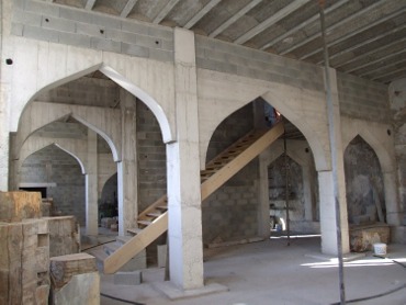 Frédéric Morin et Salomé à Saillans (26) : l'escalier descendant au futur atelier au R-1 en 2008