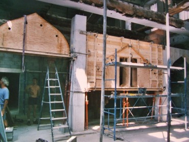 Frédéric Morin et Salomé à Saillans (26) : les coffrages des arches du futur atelier au R-1 en 2004