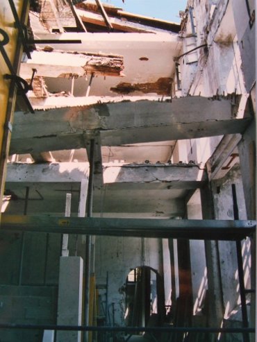 Frédéric Morin et Salomé à Saillans (26) : l'ancienne filature de soie = en bas au R-1, le futur atelier de verrerie, en juin 2003