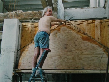 Frédéric Morin et Salomé à Saillans (26) : coffrage et ferraillage des arches du futur atelier au R-1 en 2004